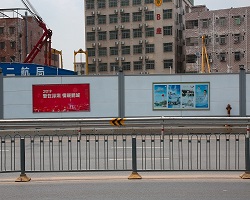 規(guī)范使用建筑施工圍擋，促進(jìn)城市面貌改進(jìn)